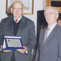 l'on. Salvator Angelo Spano premia Paolo Cherchi
